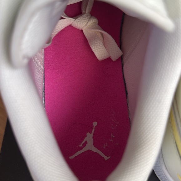 Nike Jordan 1 Low (GS) EUC - Picture 4 of 5